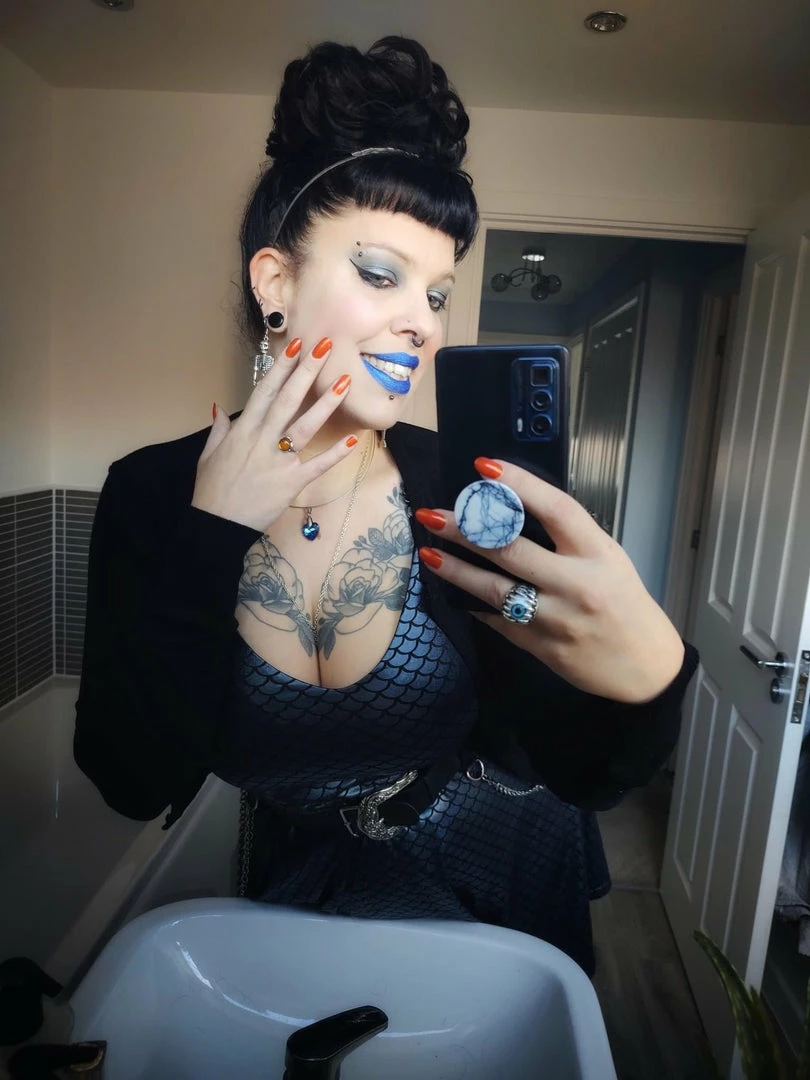 Radioactive Unicorn Hallow-Queen Nail Polish - Long-Lasting, Vibrant Colors 6 Radioactive Unicorn Hallow-Queen Nail Polish